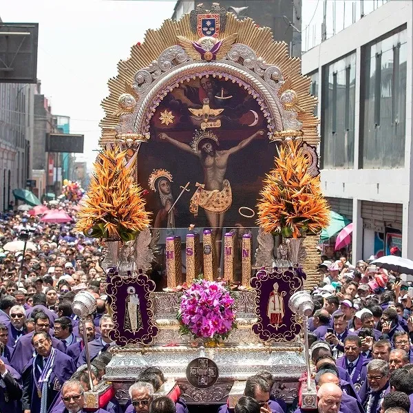 Señor de los Milagros en procesión