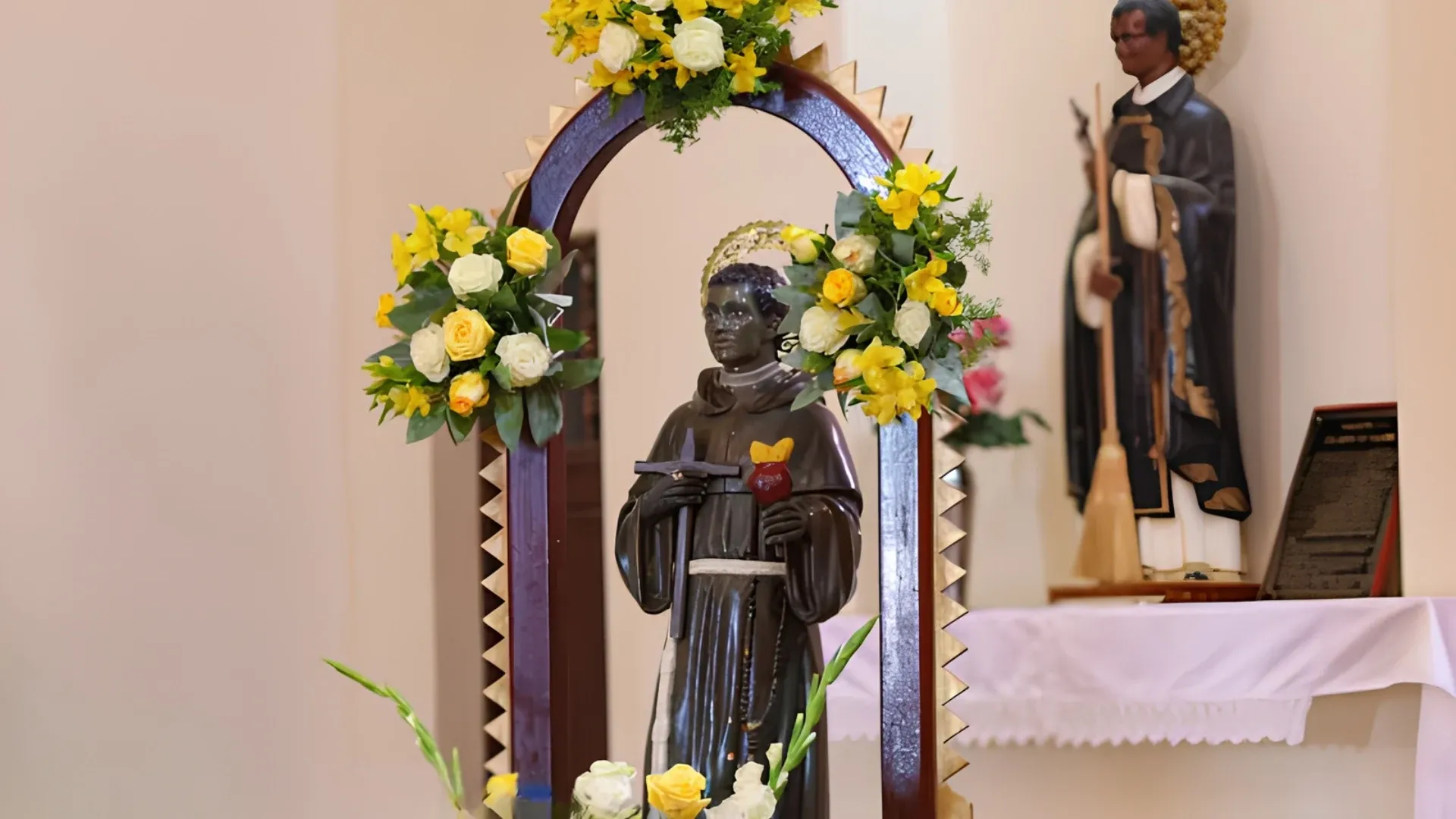 San Benito de Palermo en su altar